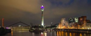 Acrylbilder Düsseldorf mit Medienhafen bei Nacht. Panorama der Skyline