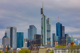 Bilder Frankfurt mit Skyline und Main im Panorama Format. Moderne Stadt Ansichten und Kunst Bilder, die Sie begeistern werden in Ihrer Wunschgröße.