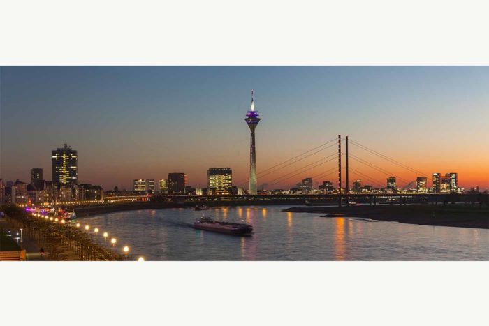 Bilder aus Düsseldorf | Skyline & Rhein Panorama bei Nacht
