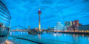 Düsseldorf Hafen mit Rheinpanorama und Lichterwelten