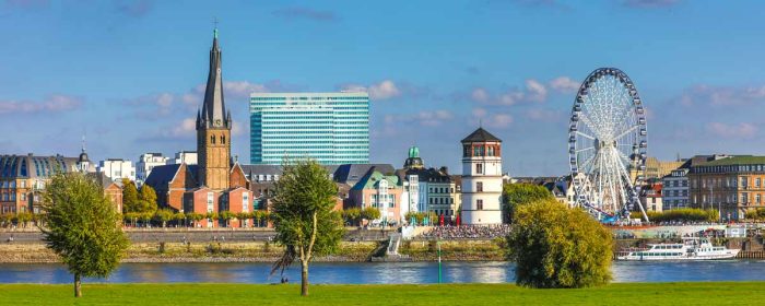 Düsseldorf Rheinpanorama Blick auf Altstadt, Schlossturm und Lambertus