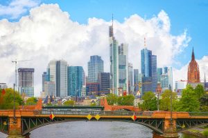 Frankfurt Panorama Bild mit der Stadt Skyline auf Leinwand und Acryl
