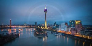 Leinwandbilder Düsseldorf Panorama Ansicht als Nacht Skyline Bild