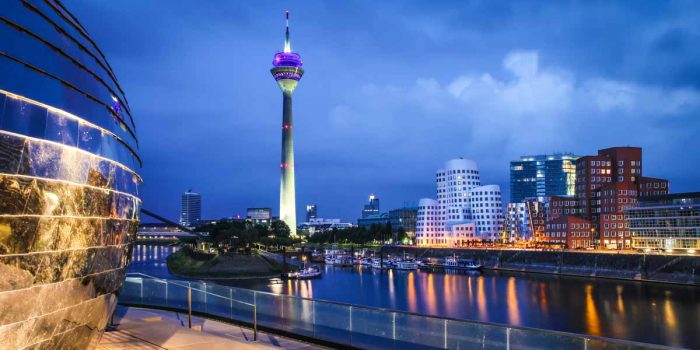 Medienhafen Acrylbilder aus Düsseldorf mit Rhein und Panorama Ansicht