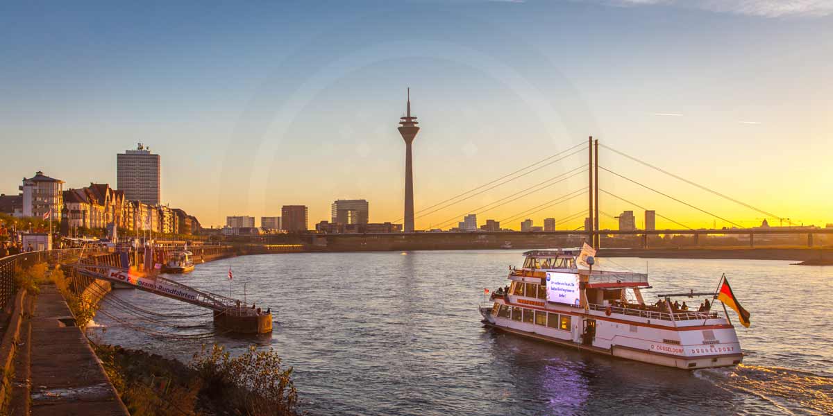Rheinufer Düsseldorf im Sommer | Panorama Aussicht auf den Rheinturm