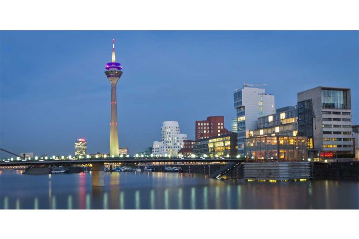 Bilder Düsseldorf bei Nacht | Panorama Fotokunst Bild der Düsseldorfer Skyline im Medienhafen