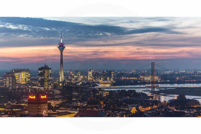 Düsseldorf Skyline bei Nacht| Fotokunst Panorama aus Düsseldorf mit Rhein und Rheinturm, Heimatliebe