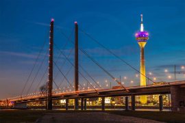 Rheinturm Düsseldorf Nacht Panorama mit Düsseldorf Skyline | Kunst Bilder aus Düsseldorf am Rhein