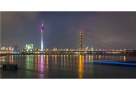 Fernsehturm Panorama der Nachtansicht aus Düsseldorf | Skyline der Rheinpromenade mit Rhein & Rheinturm